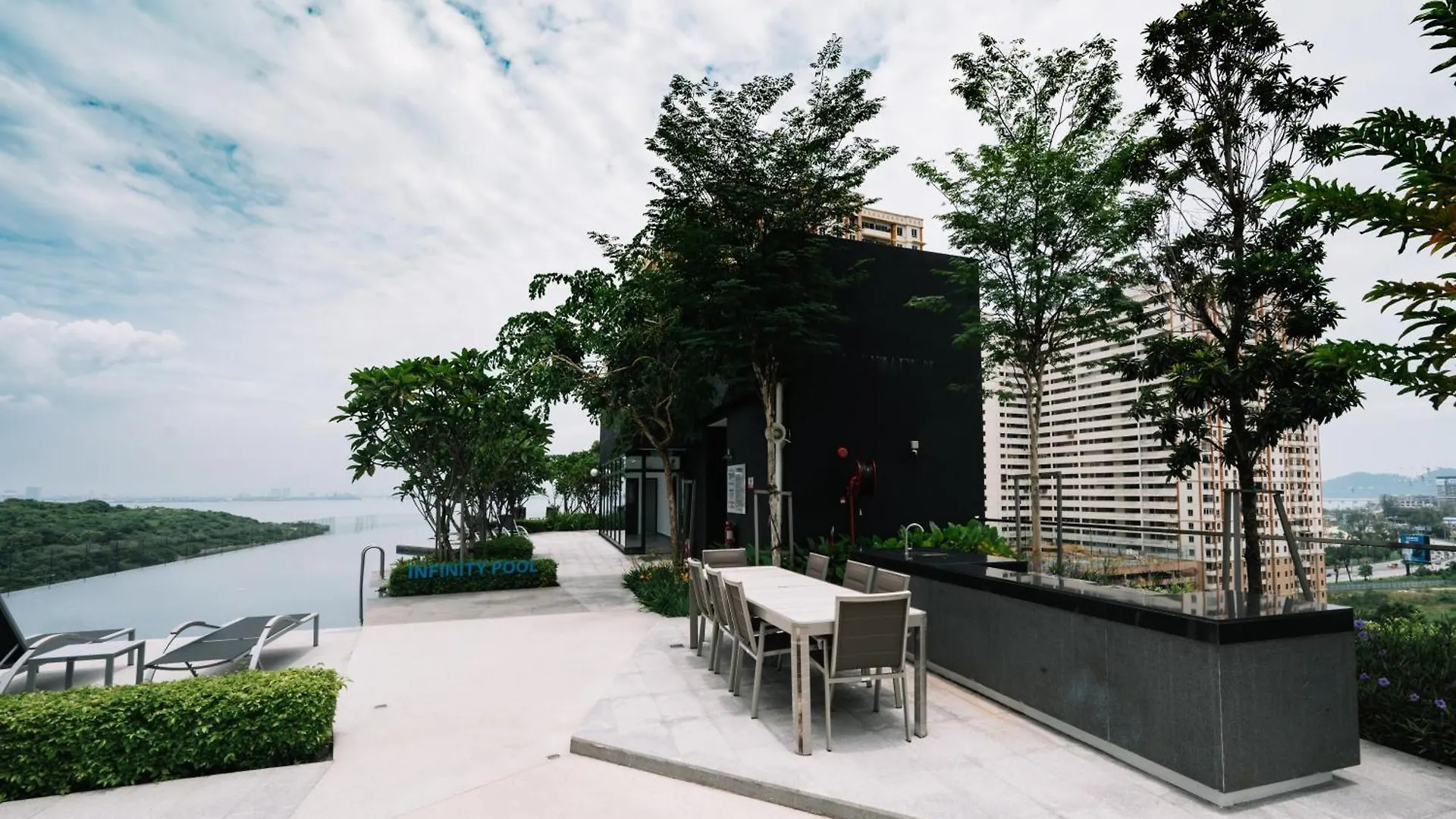 Urban Suites Infinity Pool 3Br 2Carparks 8Pax Jelutong Apartment