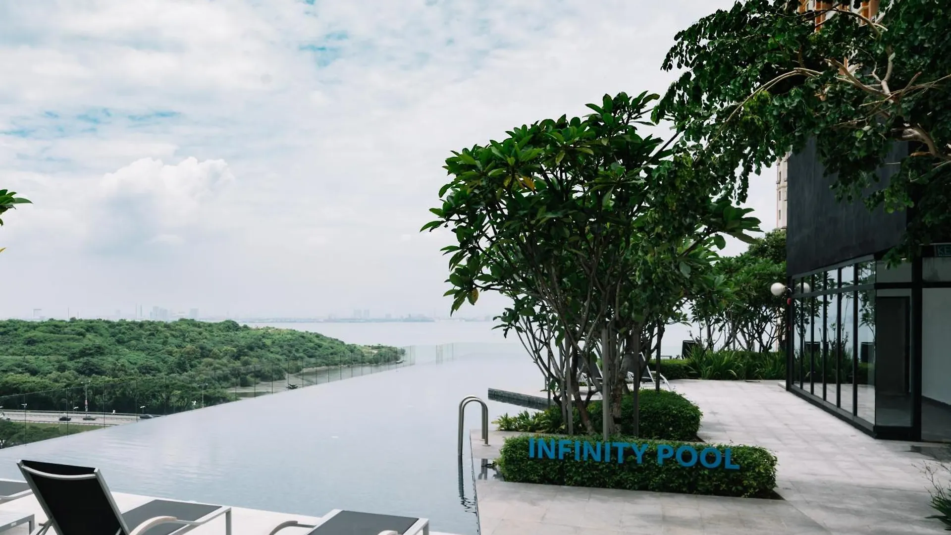 Urban Suites Infinity Pool 3Br 2Carparks 8Pax Jelutong