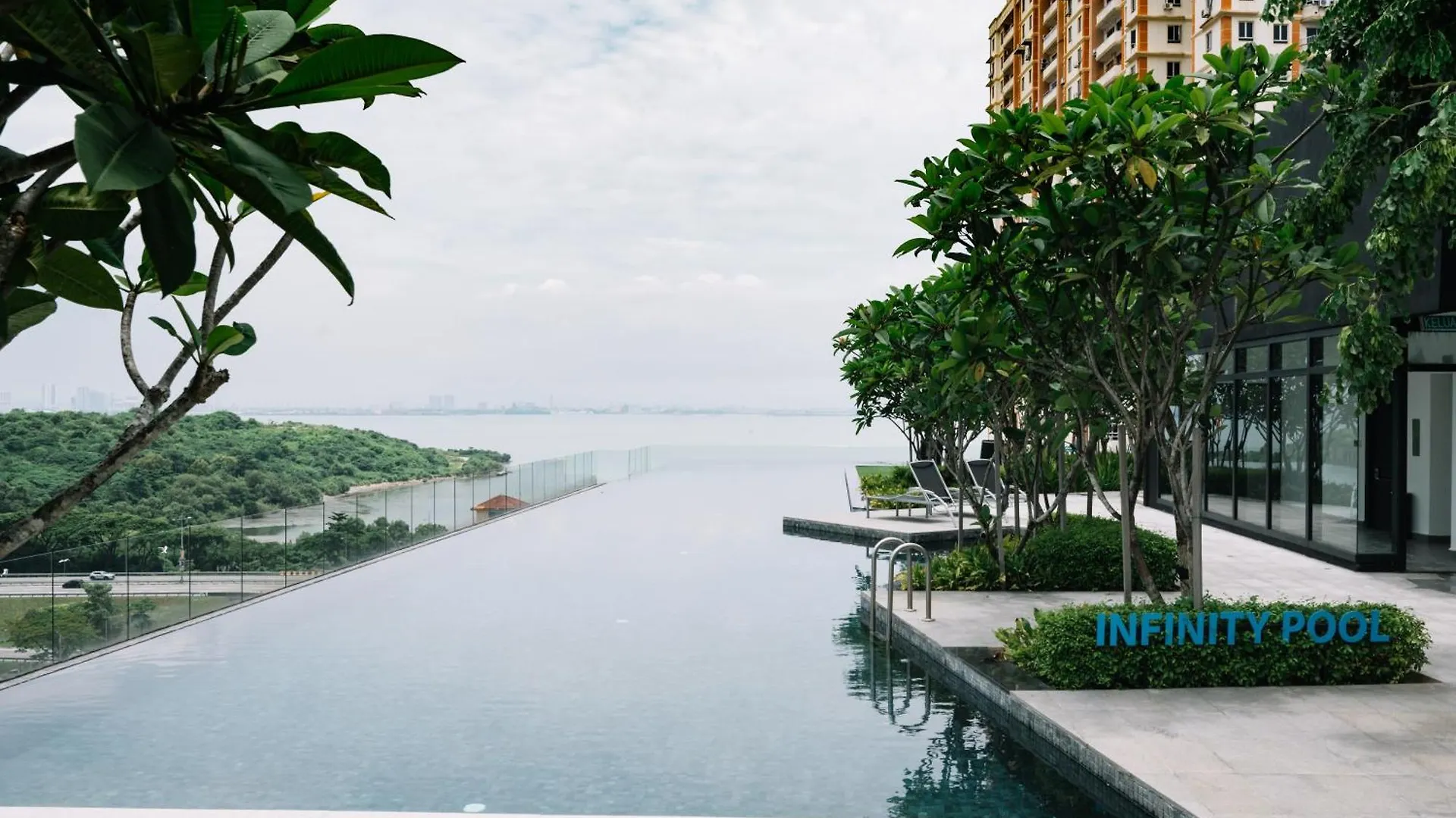 Apartment Urban Suites Infinity Pool 3Br 2Carparks 8Pax Jelutong Malaysia